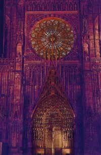 Catedral de estrasburgo iluminada con luces de colores