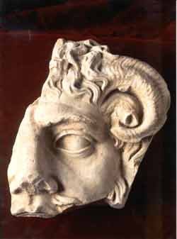 Fragmento de un Clipeus con parte del rostro de Júpiter Ammón.
