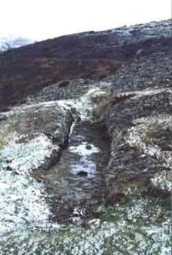 Uno de los canales, de más de 70 kilómetros de longitud, hecho en la roca pizarrosa.