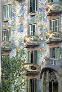 En el Centro Cultural de Caixa de Girona se presenta una bella exposición de fotos de Marc Llimargas. Imagen de la casa Batlló.