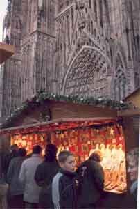 Imagen de un puesto navideño, ante la portada de la catedral de Estrasburgo. Fotografía de Ruben Club-sapin/ guiarte.com. Copyright