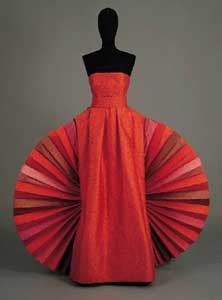 Una bella imagen de moda, correspondiente a la exposición de Roberto Capucci, en la Fundación Santander Central Hispano. Madrid 2002