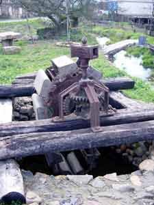 Imagen de una vieja noria de extracción de agua, en Villamejil, León. guiarte,com Copyright