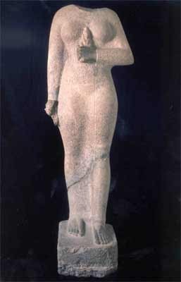 Estatua acéfala de la reina Amanimalel. Djebel Barkal, templo B 500Periodo napatenco, 643-623 a.C. Museo Nacional de Jartum, Sudán