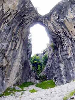 La confluencia de Asturias y León es un espacio increíblemente bello. Imagen de la garganta del cares, en los Picos de Europa, Reserva de la Biosfera. guiarte.com