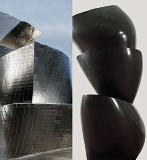 Una imagen del Guggenheim Bilbao, de Frank O. Gehry, al lado de una escultura de Hans Arp(Copas superpuestas, Fondation Beyeler, Riehen/Basilea), en la presentación de la muestra.