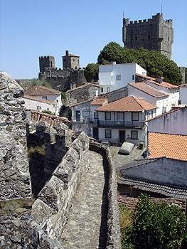 Los turistas seguirán en el 2006 buscando bellas ciudades, como ésta, Braganza, en el norte de Portugal. guiarte.com
