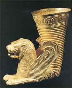 Ritón con forma de león alado. Ecbatana. Irán central. Hacia 500-450 a.C.  Pieza del Museo Nacional de Irán, previsiblemente de una vajilla real. Imagen de la muestra de La Caixa