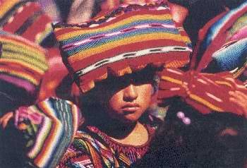 Joven de Chichicastenango. Imagen de Jeffrey Foxx, en el catálogo de la muestra de Caixa Girona