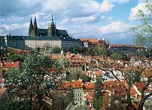 Sobre el entorno de Malá Strana, destaca la fuerte silueta de los edificios del castillo Real de Praga. Czech Tourist Authority