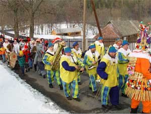 El carnaval checo rompe la tranquilidad de la estación fría.