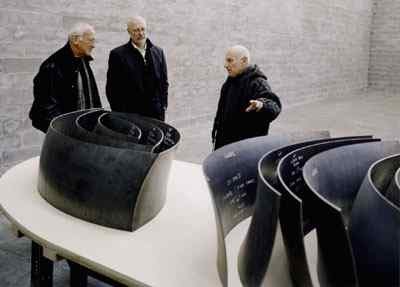 Peter B. Lewis (izquierda), Presidente de la Solomon R. Guggenheim Foundation; Thomas Krens (centro), Director de la Solomon R. Guggenheim Foundation y Richard Serra con maquetas del encargo del Gugge