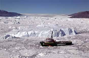 El buque de Greenpeace en Groenlandia.
