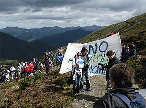 Las protestas ascienden desde los valles a la cima que divide las montañas asturleonesas.