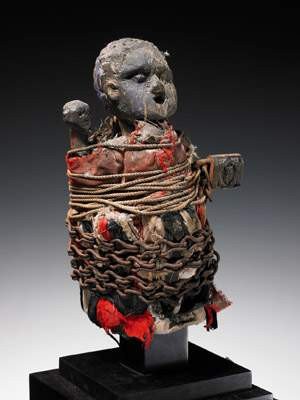 Escultura de cultura Ewe. Togo. Madera, cuerda, candados y materiales diversos