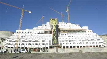 En esta imagen de greenpeace se ven las pancartas desplegadas ante el masivo edificio hotelero en la playa del parque natural.
