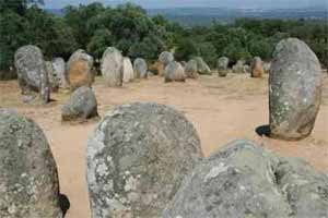 Miguel Moreno ha estudiado el megalitismo en varios países.  En la imagen, el cromlech  de Almendres(Portugal), Fotografía de Miguel Moreno.