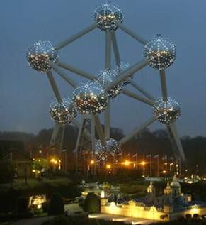 Imagen nocturna del  Atomium. En primer lugar el cercano parque con representaciones a escala de monumentos europeos, con el Escorial. Imagen de http://www.atomium.be/