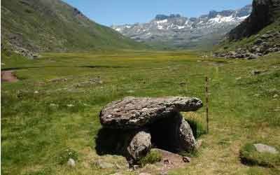 El dolmen más recomendable de Huesca se halla en un valle glaciar a gran altura. El monumento es modesto, no conserva túmulo, pero la vista hacia el valle de Aguas Tuertas es maravillosa. megalitos.es