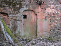 La puerta del ruinoso patio in...