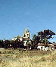La iglesia, en una de las bellas estampas cepedanas. guiarte.com