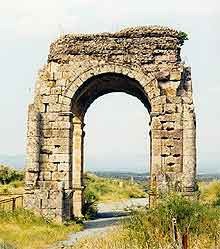 Arco de Cáparra, en el norte de la provincia de Cáceres, sobre la Vía de la Plata. Foto guiarte. Copyright