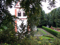 Capilla románica, en medio del...