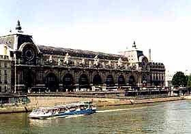 Embarcación con turistas en el sena, ante el museo de Orsay. Foto guiarte