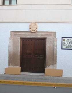 Puerta de la Casa Medrano, en Argamasilla, donde puso empezar el Quijote Miguel de Cervantes. guiarte.com. Copyright