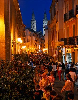 Animación al caer la noche, en las viejas calles de Logroño.