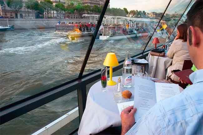 Una alternativa de ocio: cenar en el río Sena, en los Bateaux Parisiens © Paris Tourist Office/Amélie Dupont 