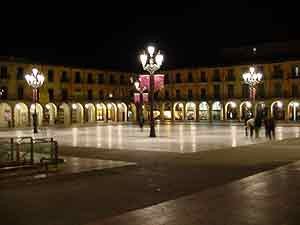 Es gozoso caminar por la noche por el viejo León. Plaza Mayor.  Foto guiarte
