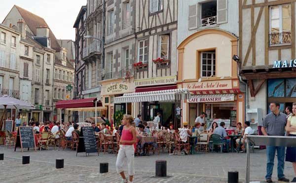 El centro de Poitiers tiene excelentes establecimientos para comprar o gozar de la gastronomía. Guiarte.com