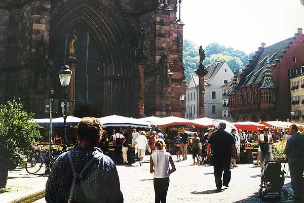 El mercado, a los pies de la catedral. Copyright foto guiarte