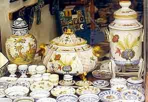 En Toledo se vente excelente cerámica, básicamente de Talavera  y Valencia. Copyright foto guiarte