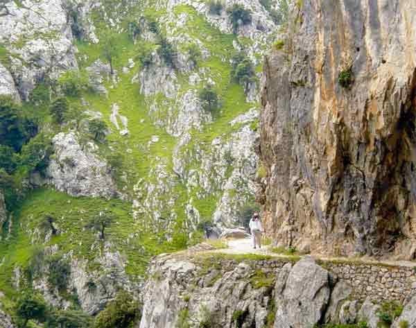 Para evitar el vértigo en la Ruta del Cares, lo ideal es caminar cerca de la roca lateral, alejado del borde del precipicio. Guiarte.com