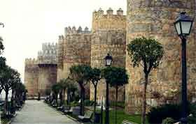 Ávila es una tranquila ciudad de provincias. Pasear por la urbe es sumamente placentero. Tramo de murallas de la calle de San Segundo. Foto guiarte. Copyright