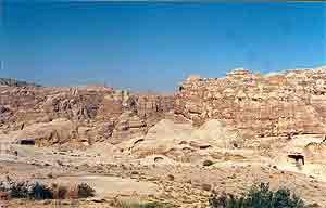 El territorio desértico rodea a la ciudad de Petra. Imagen de guiarte.com. Copyright