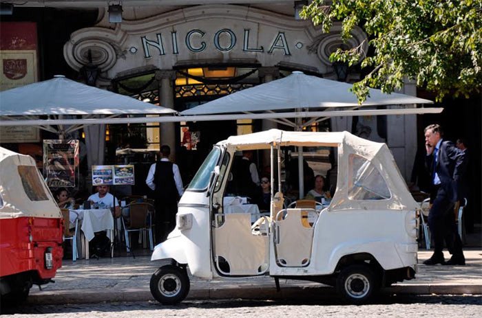 Bello vehículo ante el clásico café Nicola, en Rossio, Lisboa. Imagen de Beatriz Álvarez para Guiarte.com