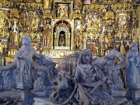 El colorido del retablo destac...