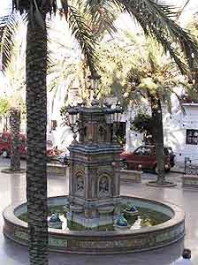 La fuente de la plaza de España, ante el edificio del Ayuntamiento. guiarte.com