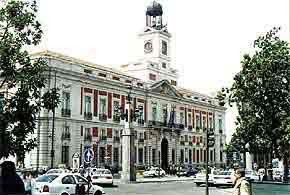Edificio de la Comunidad de Madrid, con el famoso reloj de la Puerta del Sol, que congrega a los madrileños para celebrar cada fin de año. Foto guiarte.