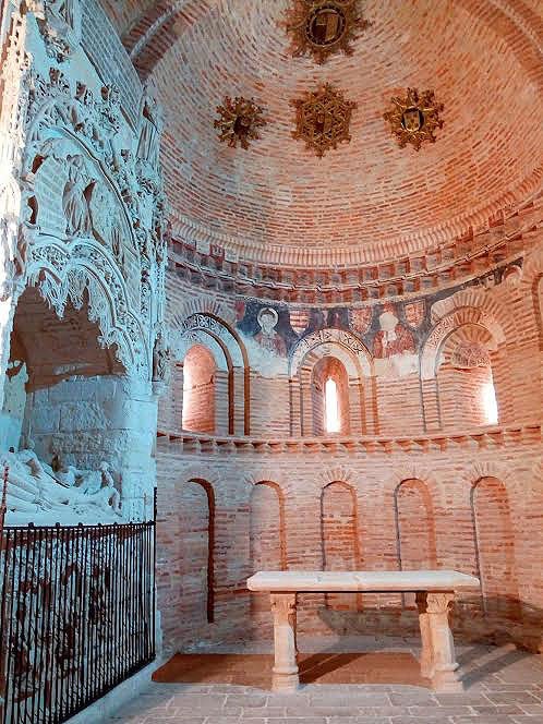 Interior de San Lorenzo el Real, con su bello ábside y un sepulcro gótico. guiarte.com. Copyright