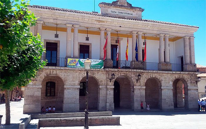 El clásico edificio del ayuntamiento de Toro. guiarte.com. Copyright