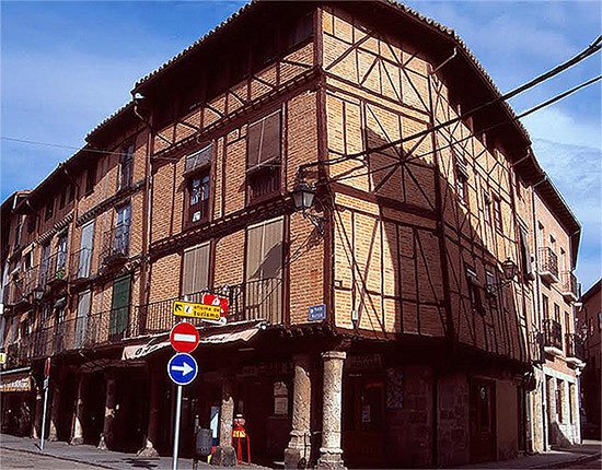 Por toda la geografía de Toro aparecen magníficos edificios nobles y de bella arquitectura tradicional, con entramado de madera, como este. guiarte.com. Copyright