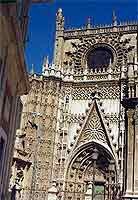 El gótico  tardió se aprecia en buena parte del exterior, como enta portada del mediodía. Foto Francisco Dorado-guiarte.Copyright