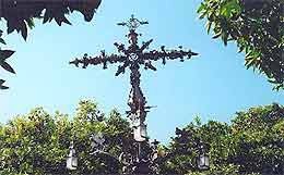 En la bella plaza de Santa Cruz, en medio de los naranjos, está esta bellísima cruz de hierro, del siglo XVII.. Foto Francisco Dorado-guiarte. Copyright