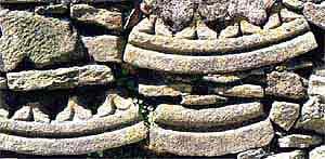 Hasta en los verdosos cimientos de los grandes edificios se esconden portadas románicas, como éstas, de los basamentos de San Martín Pinario. Foto guiarte