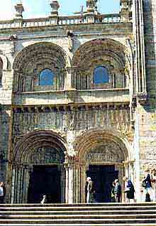 Apenas esta fachada, la de Platerías, permite ver desde el exterior un amplio retazo del primitivo templo románico. Foto guiarte