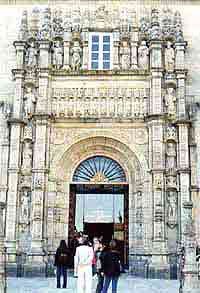 Magnífica puerta de entrada del antiguo Hospital de los Reyes Católicos, actualmente centro hostelero de lujo. Foto guiarte